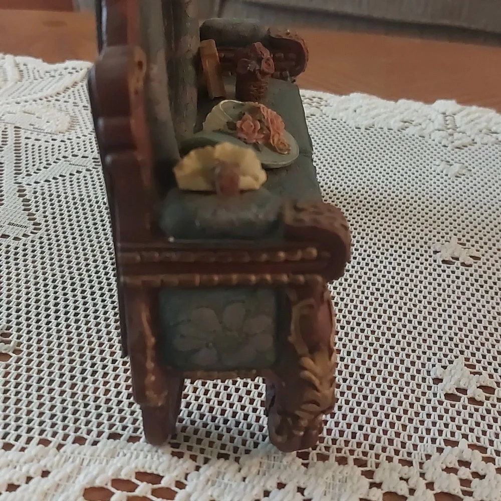 Victorian Style Loveseat Sofa Unique Picture Frame Holder